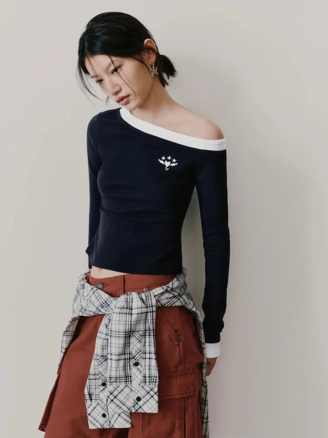10236-cotton-contrast-trim-one-shoulder-long-sleeve-t-shirts-2.webp Cotton Contrast Trim One Shoulder Long Sleeve T Shirts