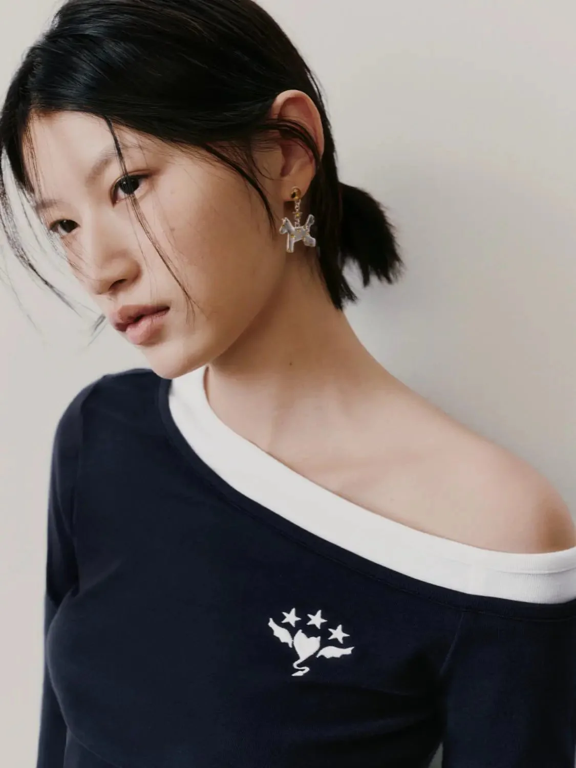 10236-cotton-contrast-trim-one-shoulder-long-sleeve-t-shirts-3.webp Cotton Contrast Trim One Shoulder Long Sleeve T Shirts