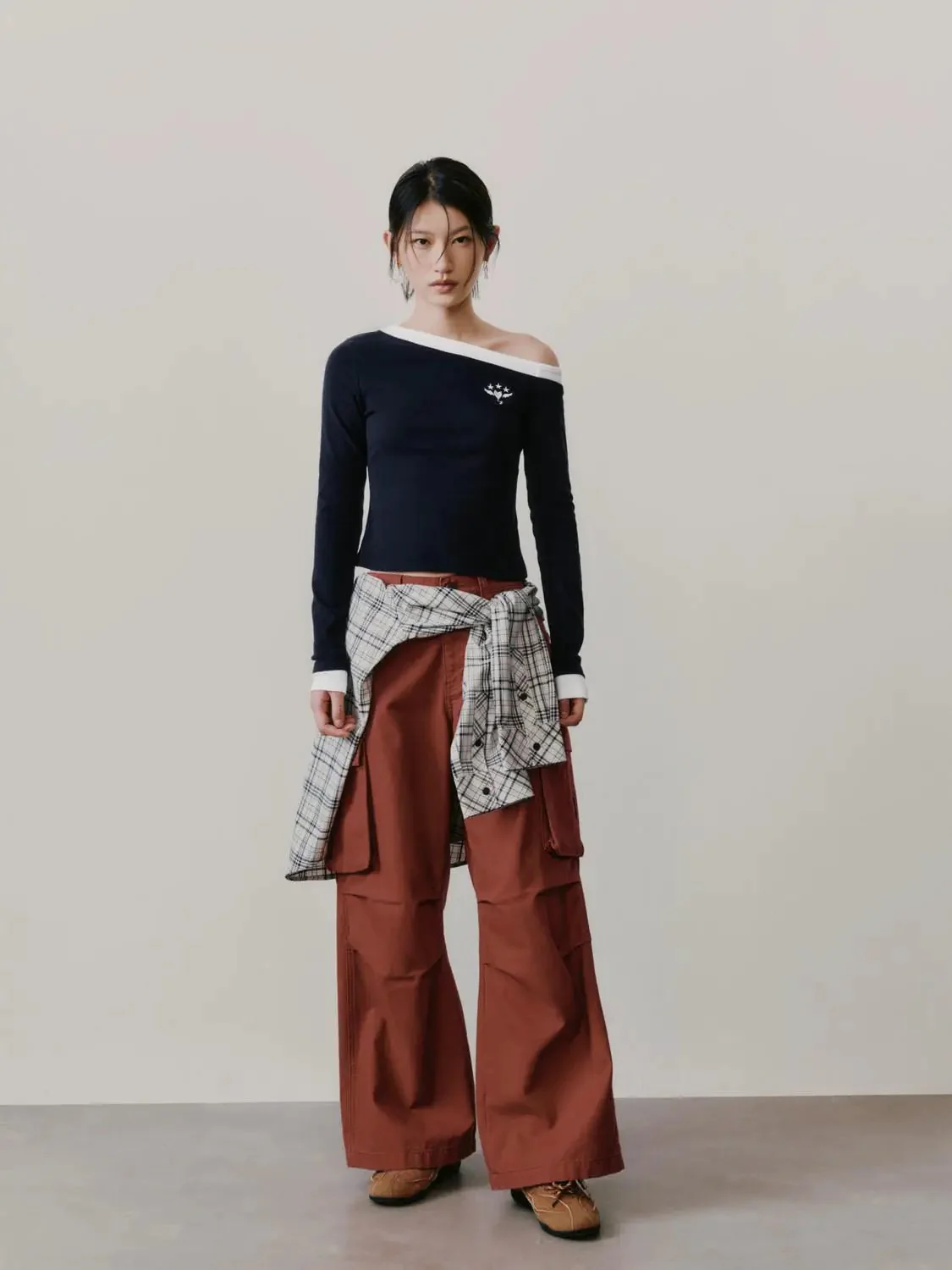 10236-cotton-contrast-trim-one-shoulder-long-sleeve-t-shirts-4.webp Cotton Contrast Trim One Shoulder Long Sleeve T Shirts