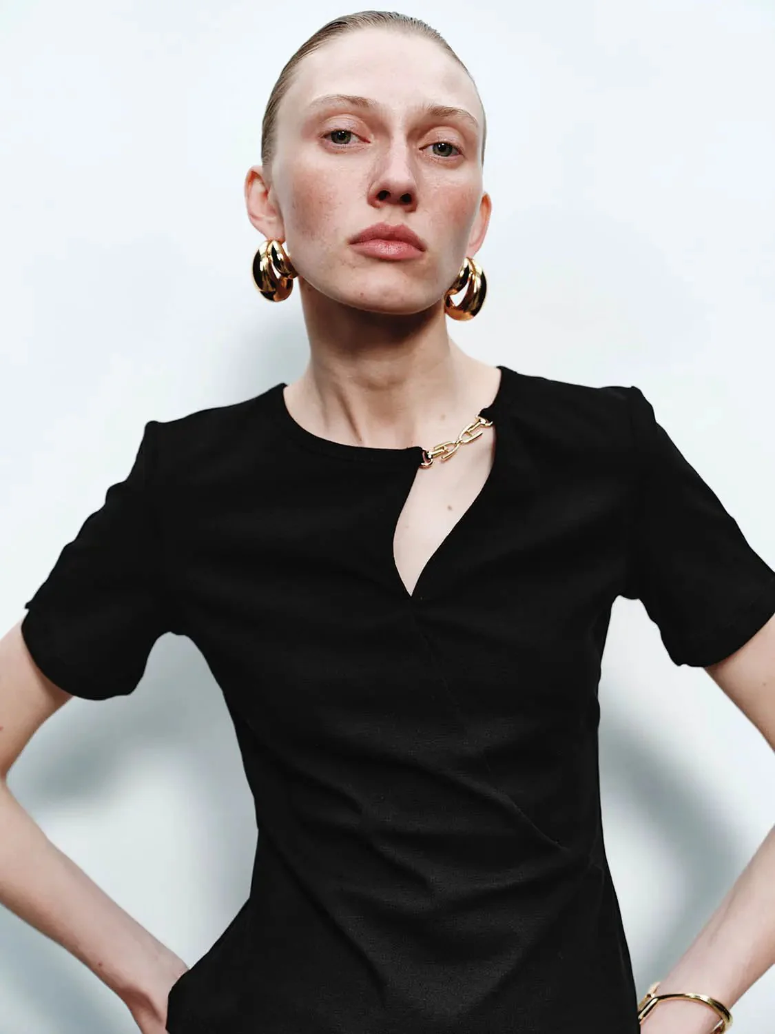 10416-slim-fit-short-sleeve-keyhole-cutout-cotton-top-3.webp Slim Fit Short Sleeve Keyhole Cutout Cotton Top