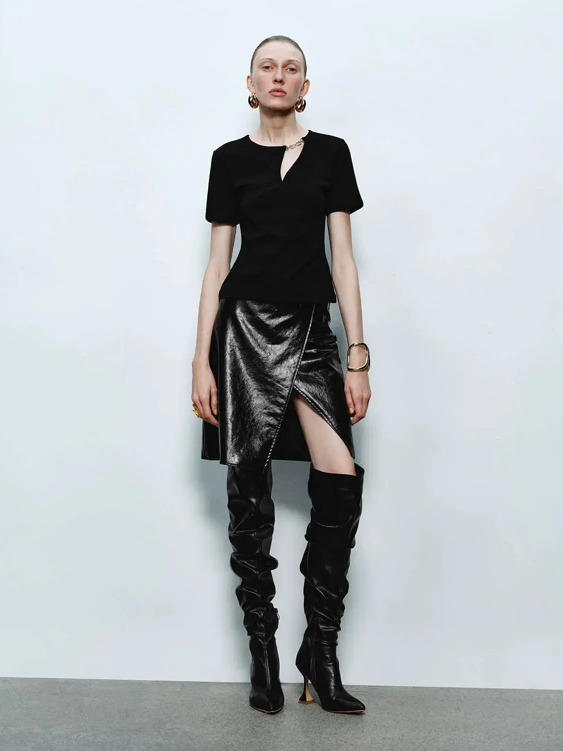10416-slim-fit-short-sleeve-keyhole-cutout-cotton-top-4.webp Slim Fit Short Sleeve Keyhole Cutout Cotton Top