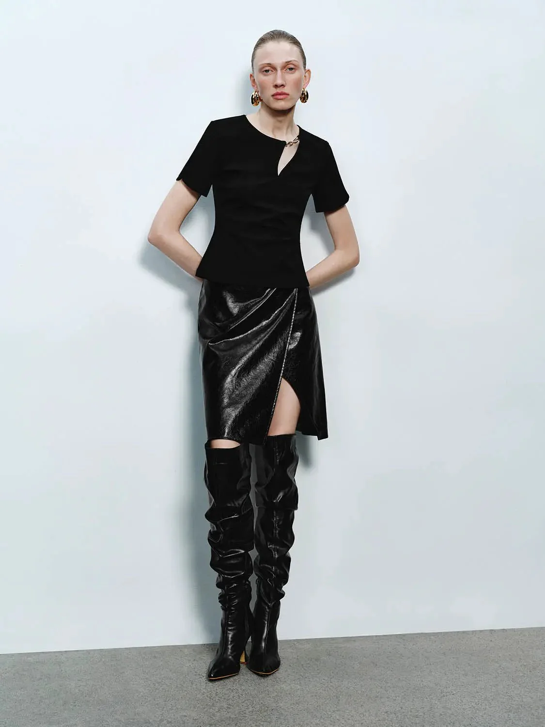 10416-slim-fit-short-sleeve-keyhole-cutout-cotton-top-5.webp Slim Fit Short Sleeve Keyhole Cutout Cotton Top