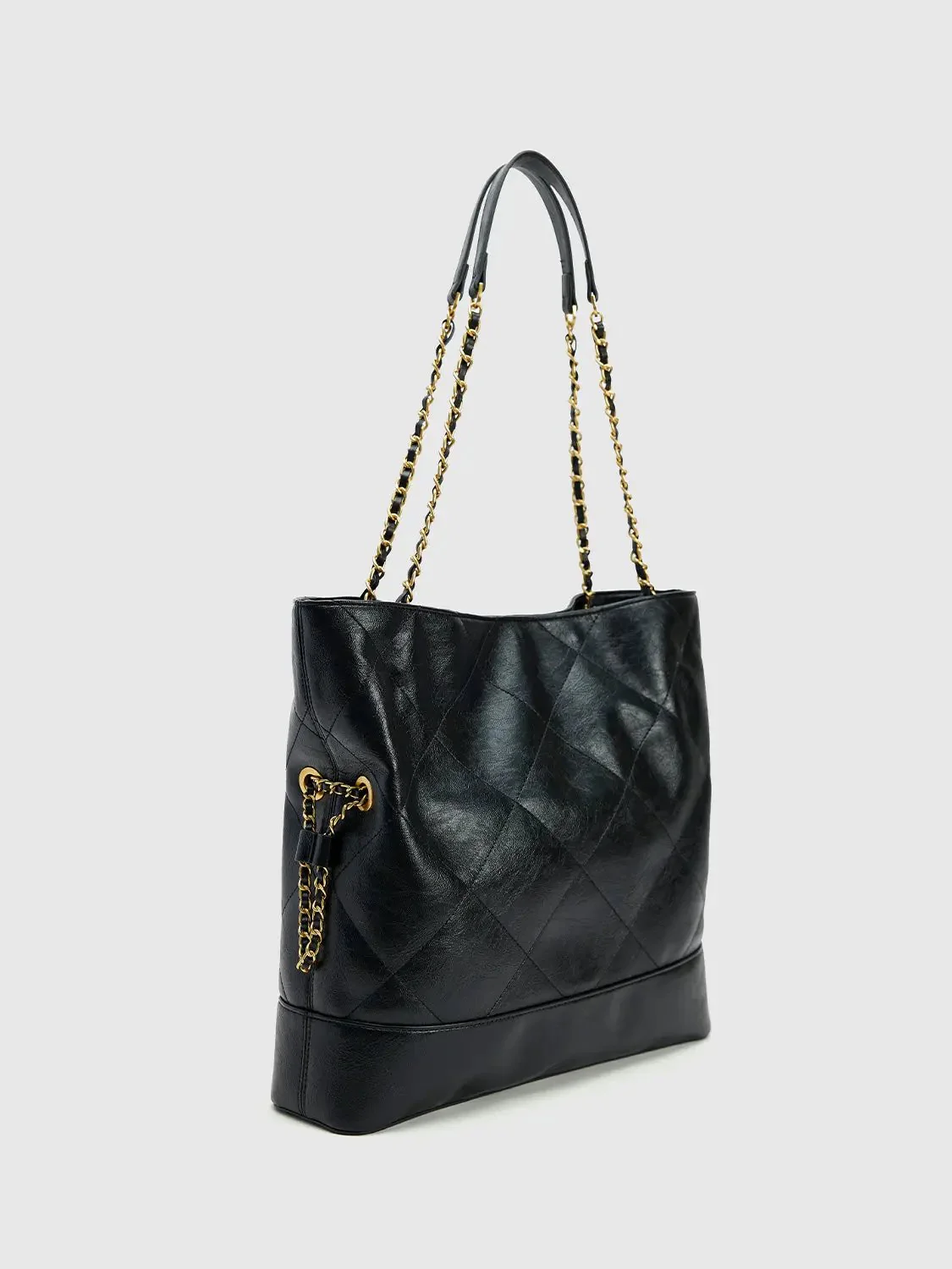 10512-quilted-chain-detail-with-gold-tone-strap-shoulder-bag-2.webp Quilted Chain Detail With Gold Tone Strap Shoulder Bag