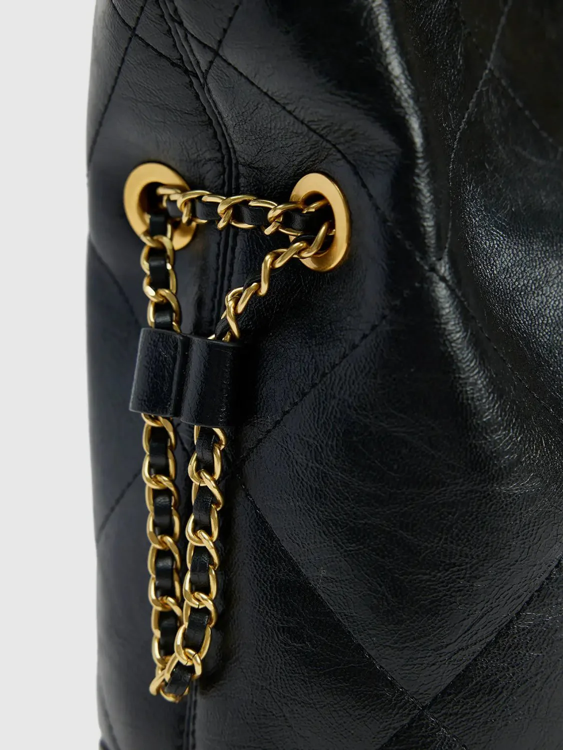 10512-quilted-chain-detail-with-gold-tone-strap-shoulder-bag-4.webp Quilted Chain Detail With Gold Tone Strap Shoulder Bag