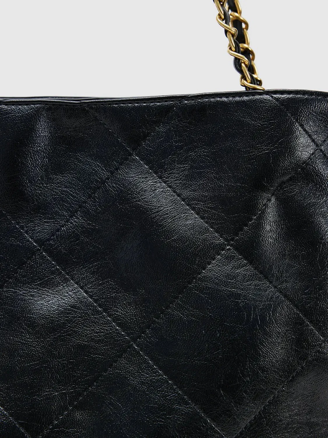 10512-quilted-chain-detail-with-gold-tone-strap-shoulder-bag-5.webp Quilted Chain Detail With Gold Tone Strap Shoulder Bag