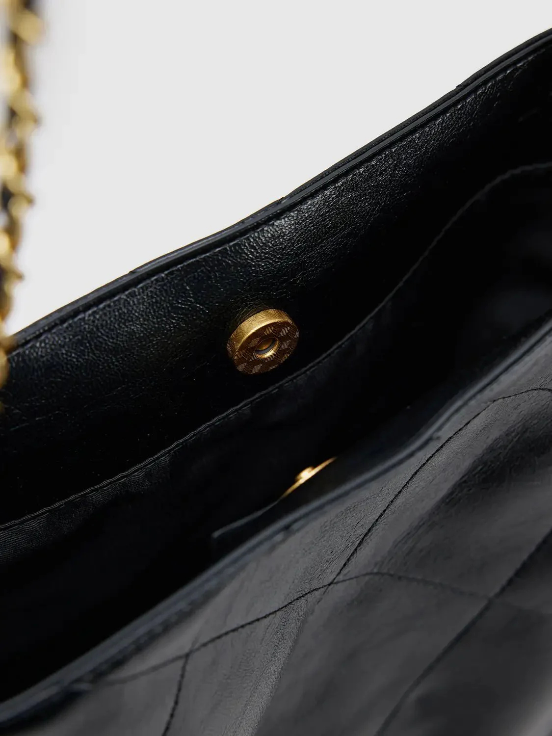 10512-quilted-chain-detail-with-gold-tone-strap-shoulder-bag-6.webp Quilted Chain Detail With Gold Tone Strap Shoulder Bag