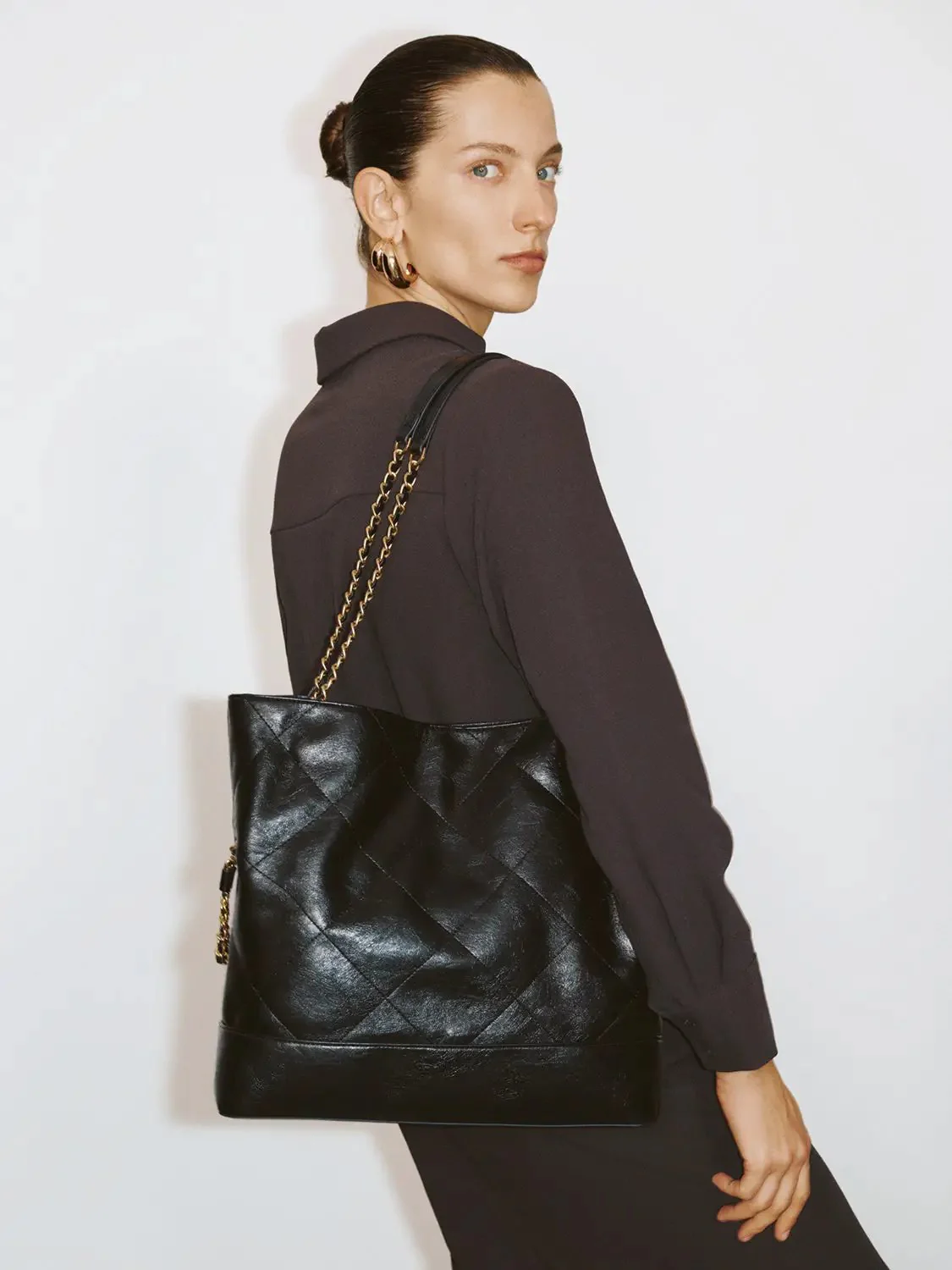 10512-quilted-chain-detail-with-gold-tone-strap-shoulder-bag-8.webp Quilted Chain Detail With Gold Tone Strap Shoulder Bag