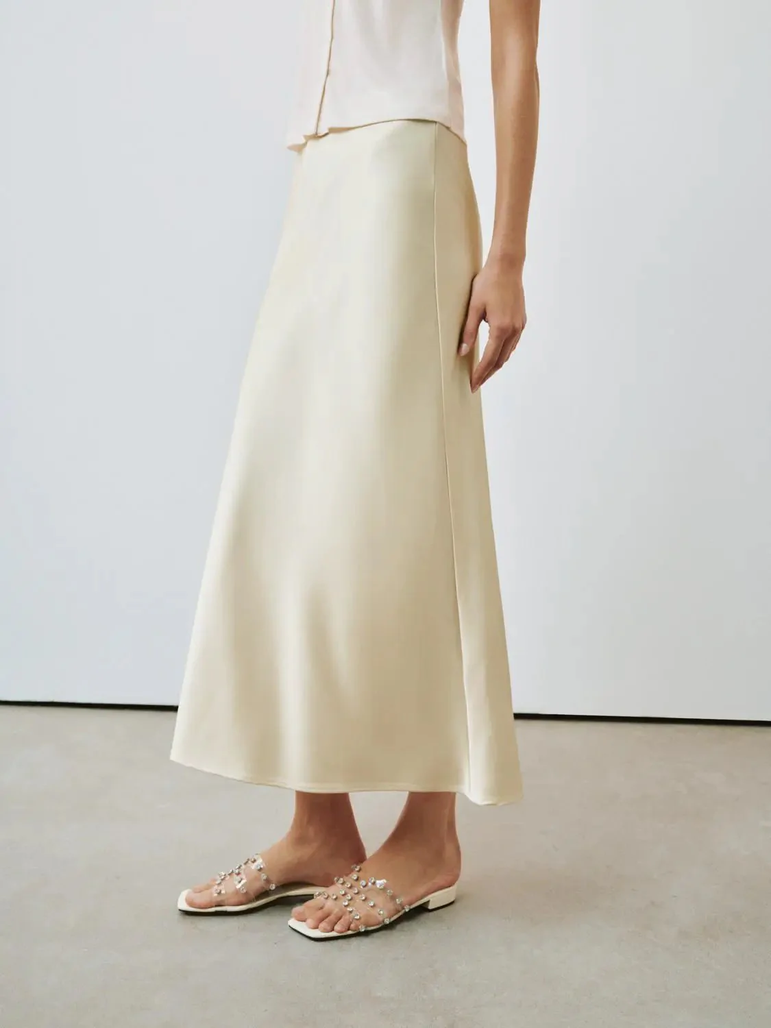 1069-elegant-cream-fishtail-midi-stretch-skirt-3.webp Elegant Cream Fishtail Midi Stretch Skirt