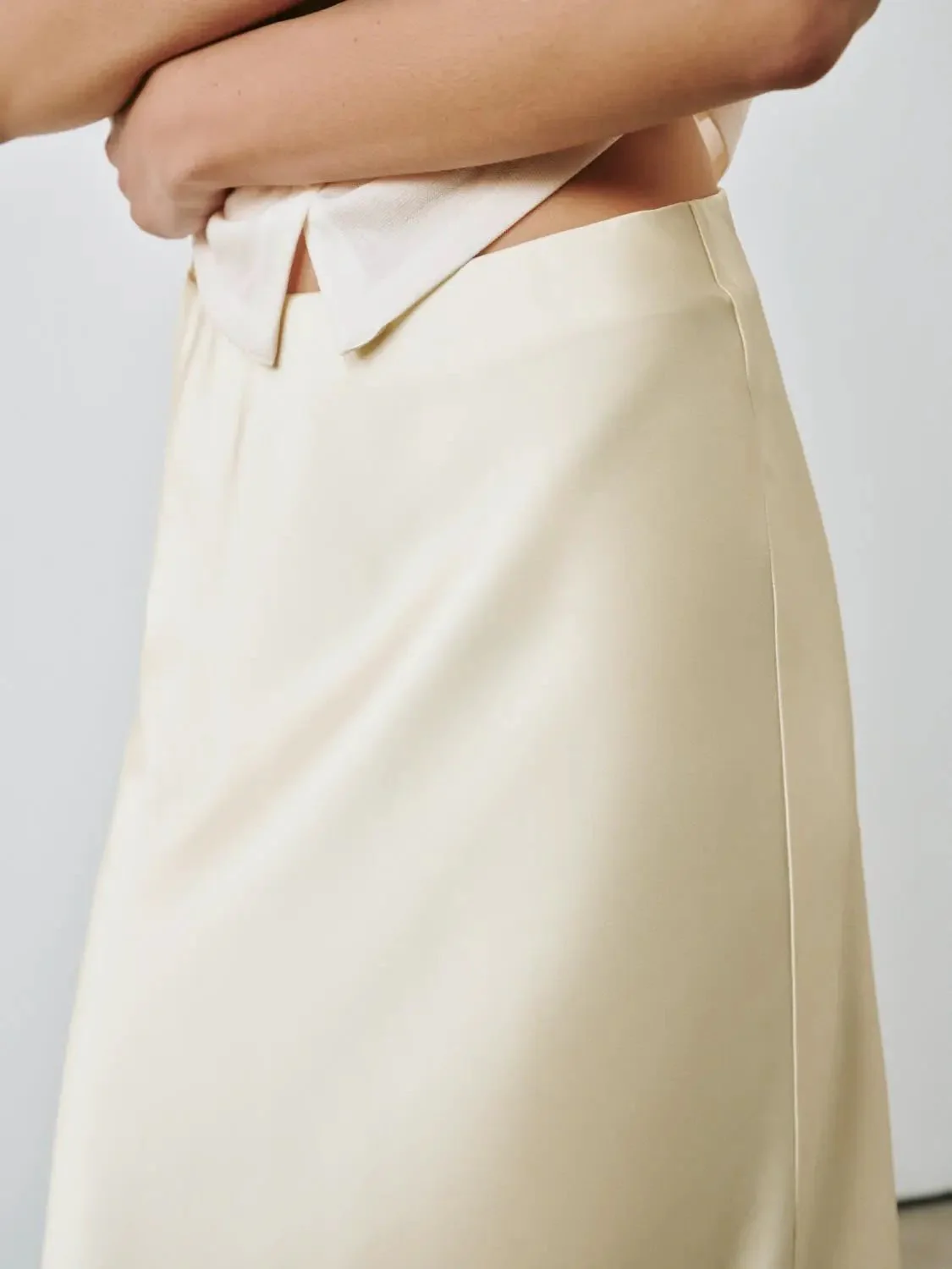 1069-elegant-cream-fishtail-midi-stretch-skirt-5.webp Elegant Cream Fishtail Midi Stretch Skirt