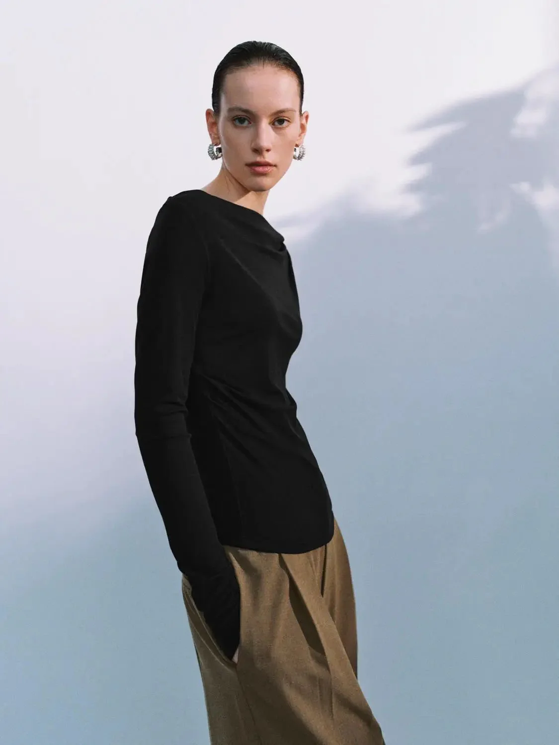 11-lyocell-off-shoulder-draped-ruched-long-sleeve-t-shirts-10.webp Lyocell Off Shoulder Draped Ruched Long Sleeve T Shirts