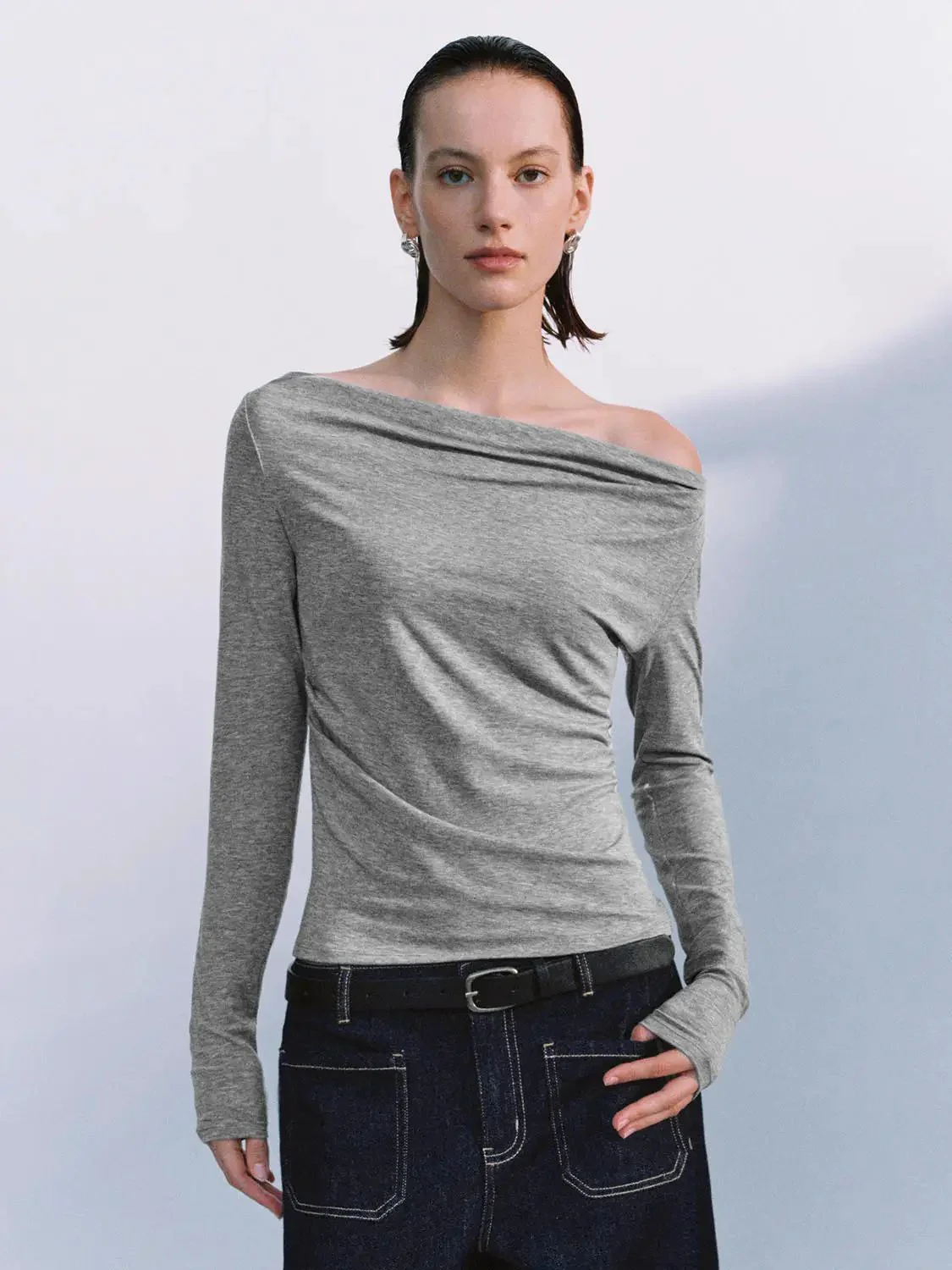 11-lyocell-off-shoulder-draped-ruched-long-sleeve-t-shirts-17.webp Lyocell Off Shoulder Draped Ruched Long Sleeve T Shirts