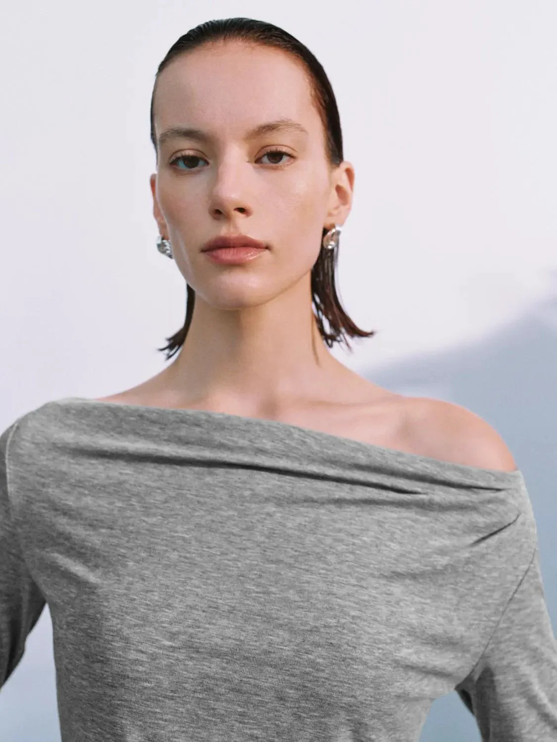 11-lyocell-off-shoulder-draped-ruched-long-sleeve-t-shirts-3.webp Lyocell Off Shoulder Draped Ruched Long Sleeve T Shirts
