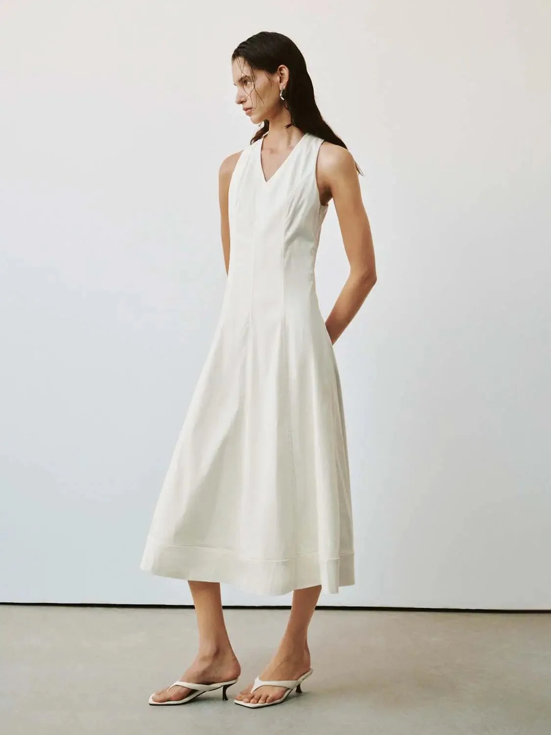 11404-viscose-blend-v-neck-sleeveless-seamed-a-line-midi-dresses-1.webp Viscose Blend V Neck Sleeveless Seamed A Line Midi Dresses