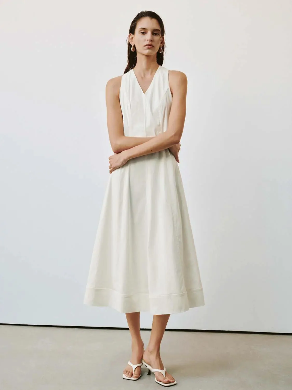 11404-viscose-blend-v-neck-sleeveless-seamed-a-line-midi-dresses-5.webp Viscose Blend V Neck Sleeveless Seamed A Line Midi Dresses