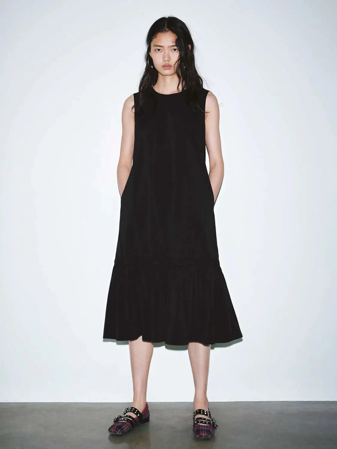 11695-elegant-sleeveless-crew-neck-a-line-ruffle-hem-midi-dress-1.webp Elegant Sleeveless Crew Neck A Line Ruffle Hem Midi Dress
