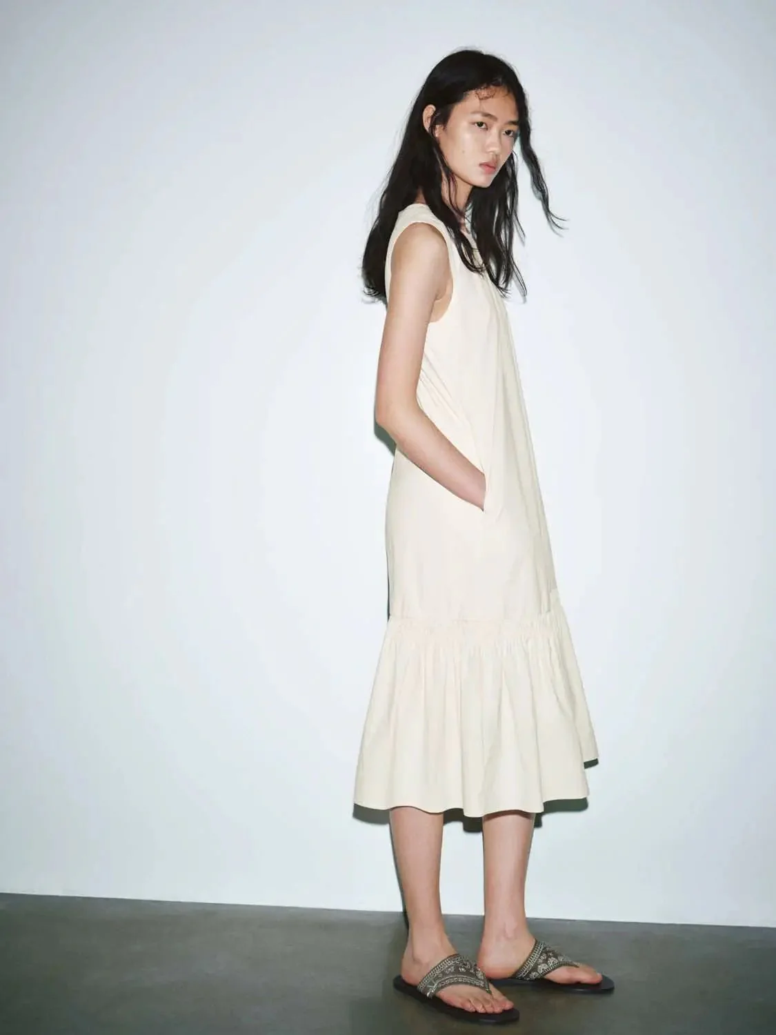 11695-elegant-sleeveless-crew-neck-a-line-ruffle-hem-midi-dress-13.webp Elegant Sleeveless Crew Neck A Line Ruffle Hem Midi Dress