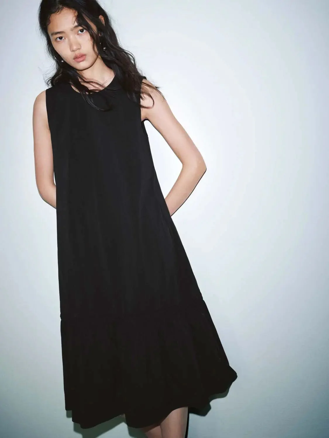 11695-elegant-sleeveless-crew-neck-a-line-ruffle-hem-midi-dress-2.webp Elegant Sleeveless Crew Neck A Line Ruffle Hem Midi Dress