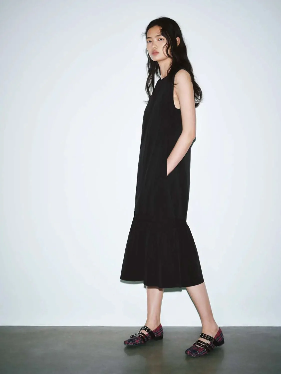 11695-elegant-sleeveless-crew-neck-a-line-ruffle-hem-midi-dress-4.webp Elegant Sleeveless Crew Neck A Line Ruffle Hem Midi Dress