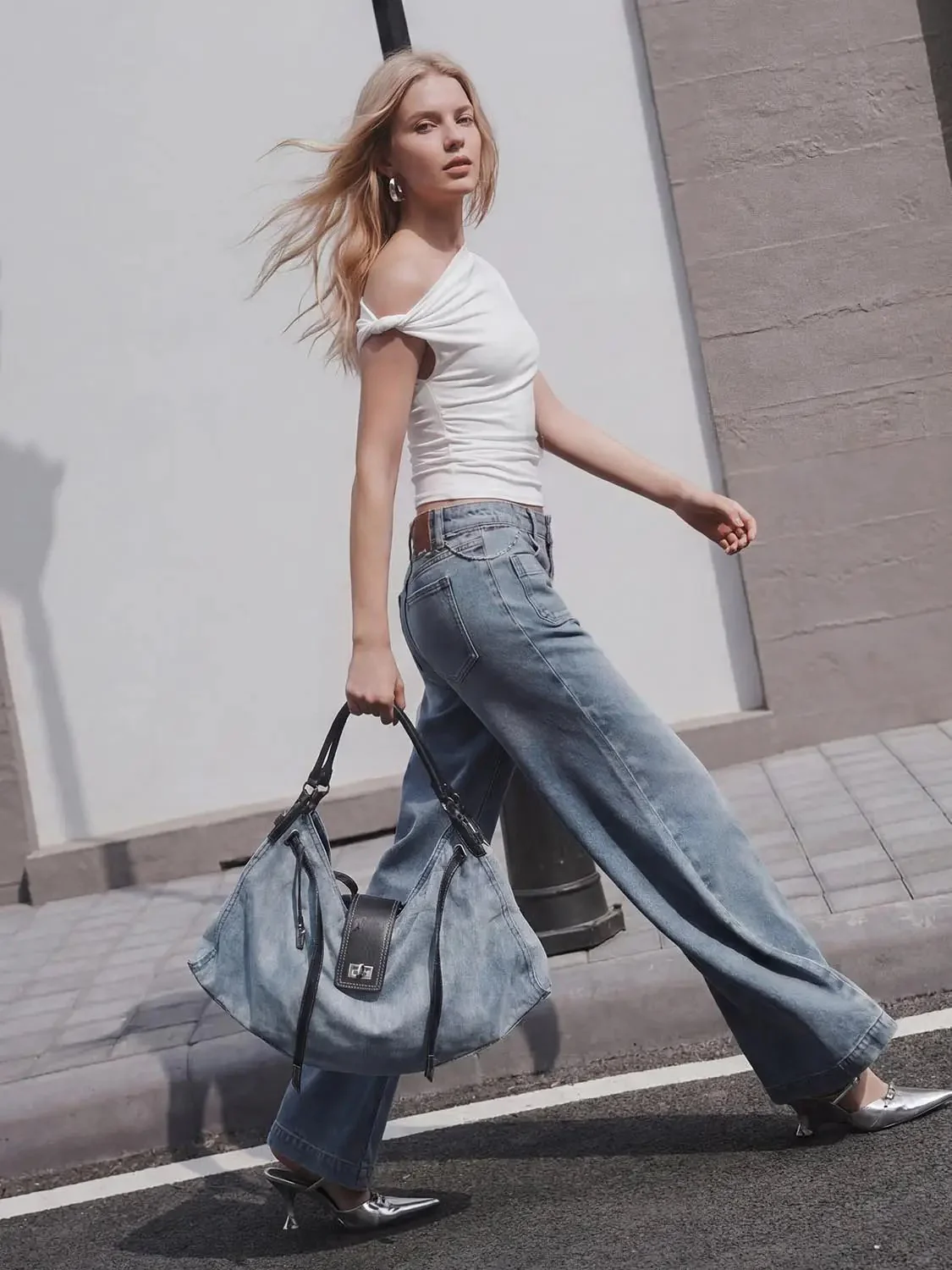1218-denim-with-leather-trim-and-gradient-details-shoulder-bags-2.webp Denim With Leather Trim And Gradient Details Shoulder Bags