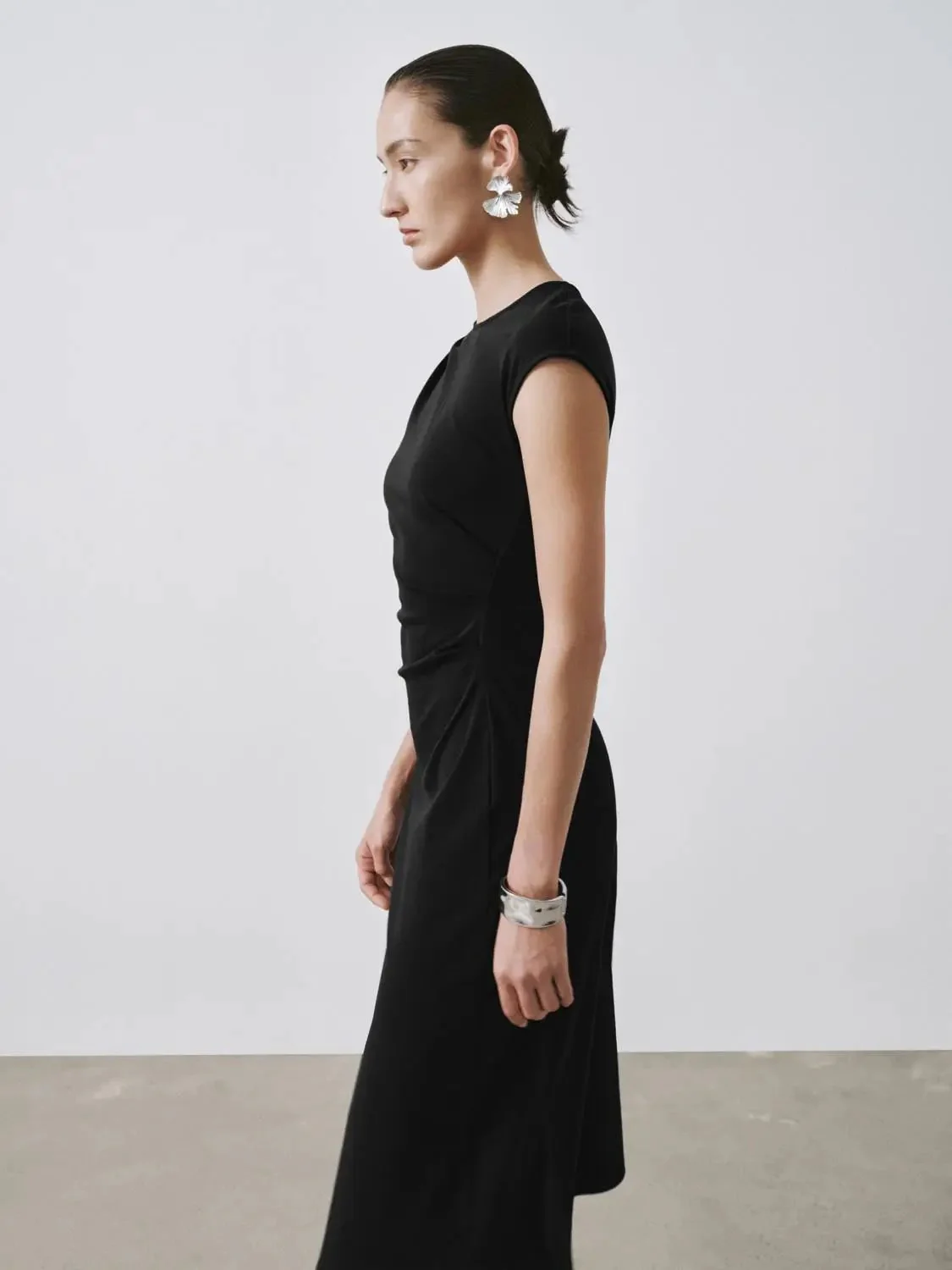 12313-cotton-lyocell-ruched-cap-sleeve-a-line-midi-dresses-2.webp Cotton Lyocell Ruched Cap Sleeve A-Line Midi Dresses