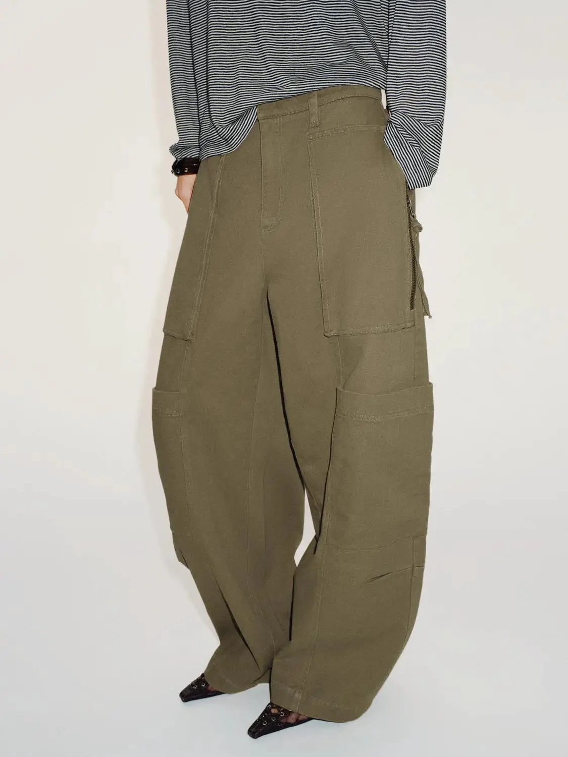 1243-oversized-cotton-cargo-tapered-cargo-pockets-pants-3.webp Oversized Cotton Cargo Tapered Cargo Pockets Pants