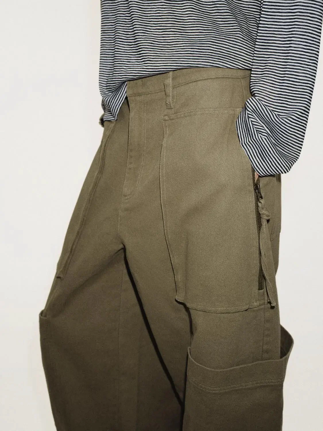 1243-oversized-cotton-cargo-tapered-cargo-pockets-pants-5.webp Oversized Cotton Cargo Tapered Cargo Pockets Pants
