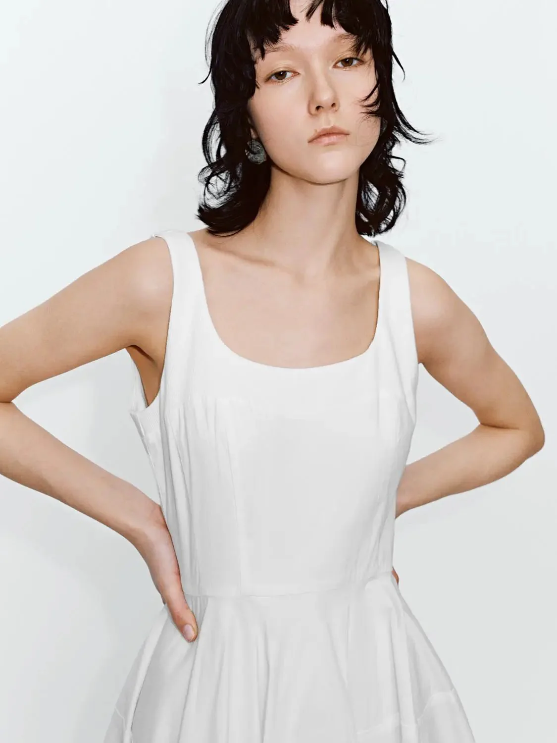 12435-cotton-u-neck-contrast-trim-strappy-pleated-a-line-dresses-3.webp Cotton U-Neck Contrast Trim Strappy Pleated A-Line Dresses