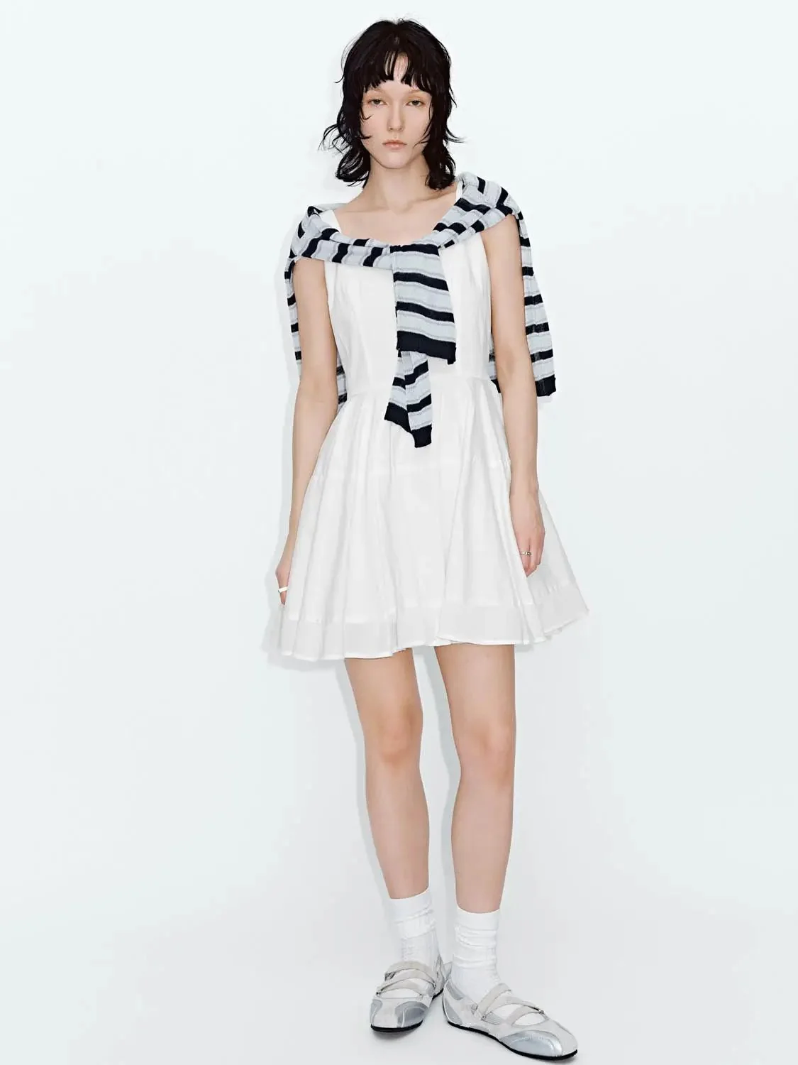 12435-cotton-u-neck-contrast-trim-strappy-pleated-a-line-dresses-4.webp Cotton U-Neck Contrast Trim Strappy Pleated A-Line Dresses