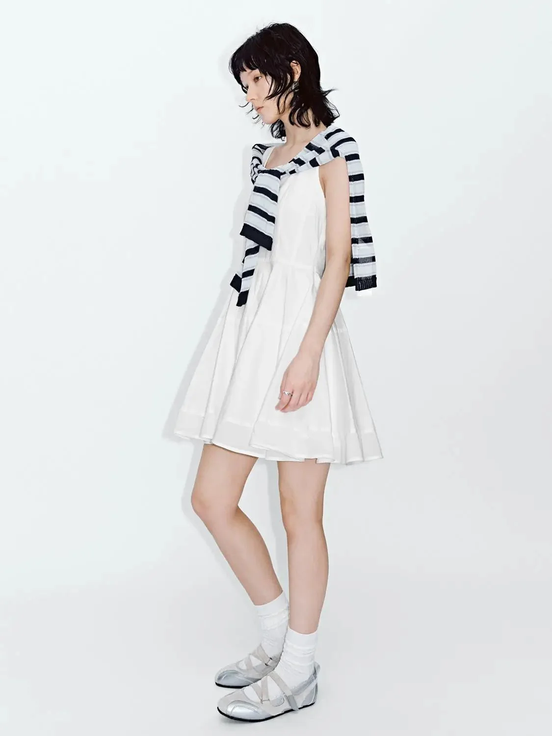 12435-cotton-u-neck-contrast-trim-strappy-pleated-a-line-dresses-5.webp Cotton U-Neck Contrast Trim Strappy Pleated A-Line Dresses
