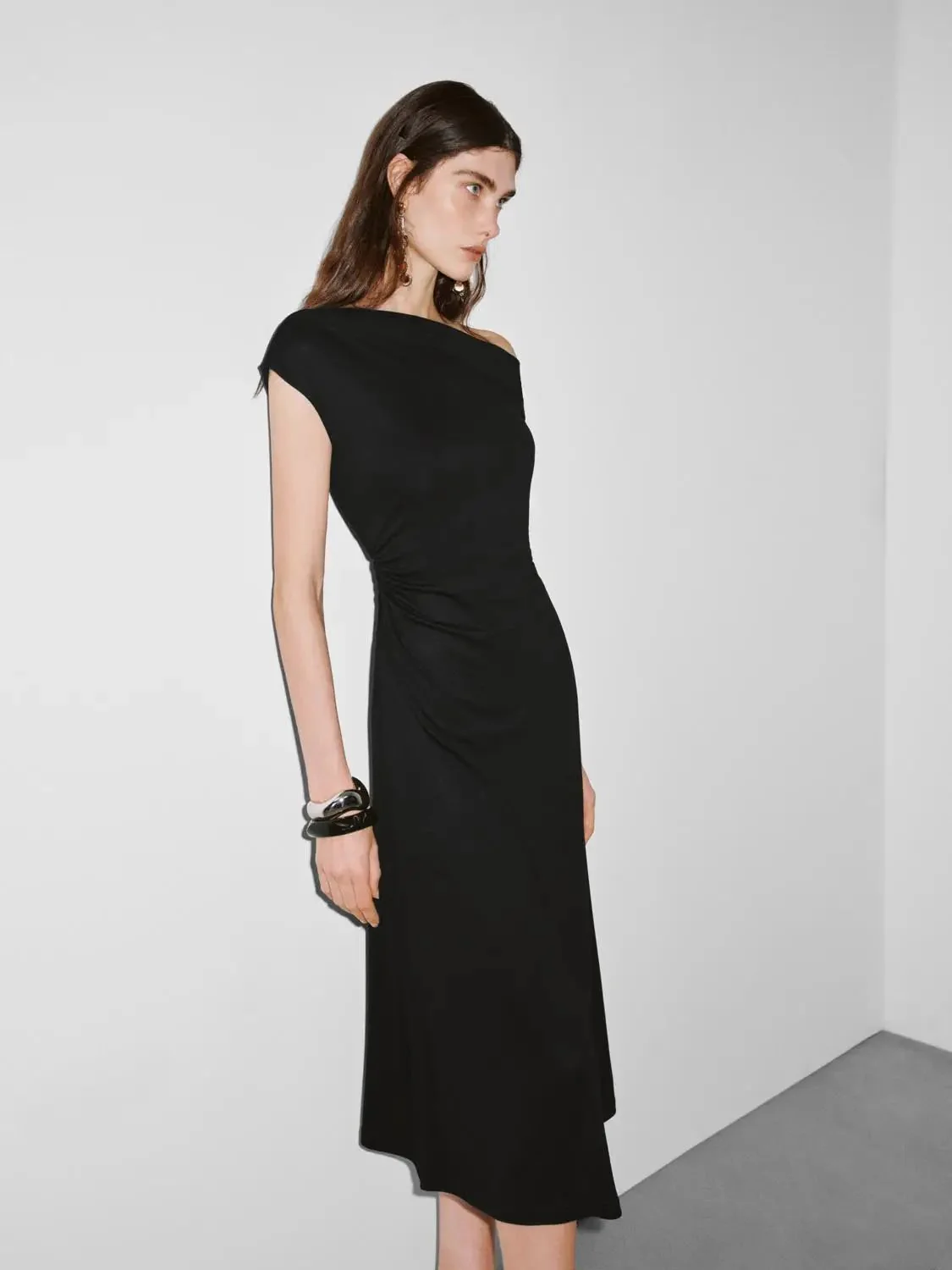 12473-asymmetric-one-shoulder-ruched-midi-dress-2.webp Asymmetric One Shoulder Ruched Midi Dress