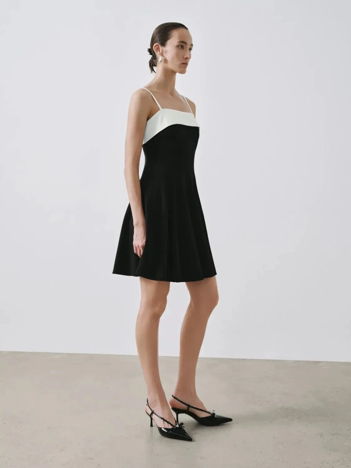 12666-elegant-strappy-color-block-a-line-midi-dress-4.webp Elegant Strappy Color Block A-Line Midi Dress