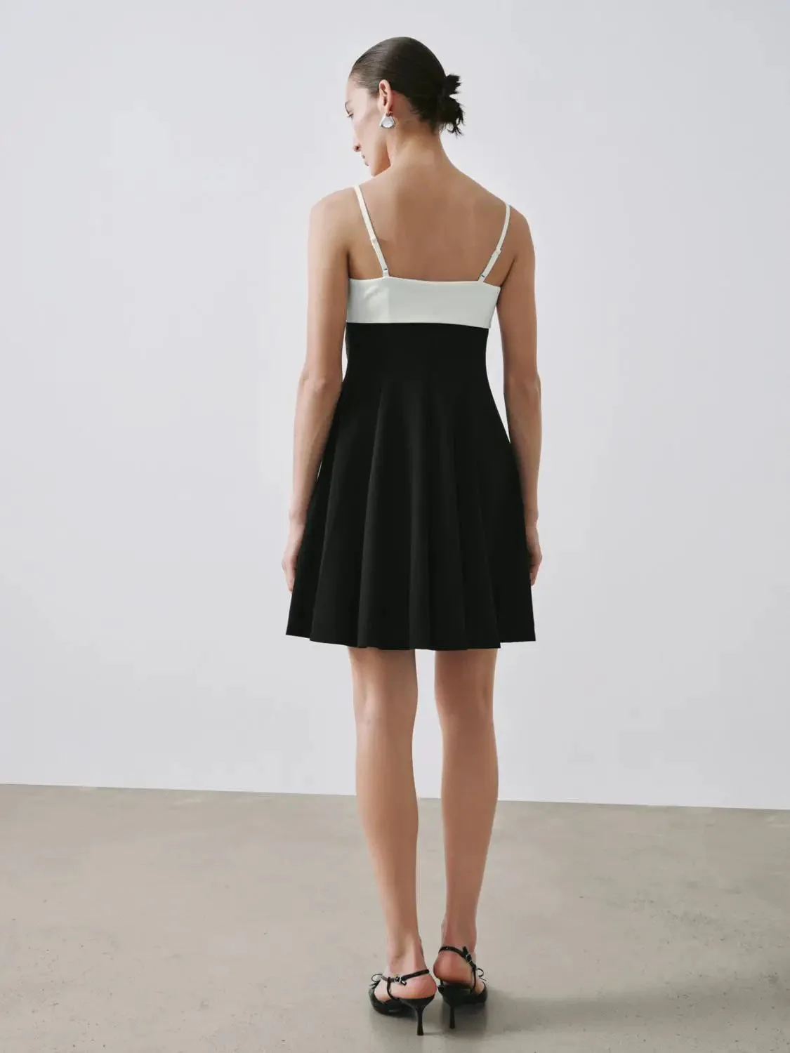 12666-elegant-strappy-color-block-a-line-midi-dress-6.webp Elegant Strappy Color Block A-Line Midi Dress