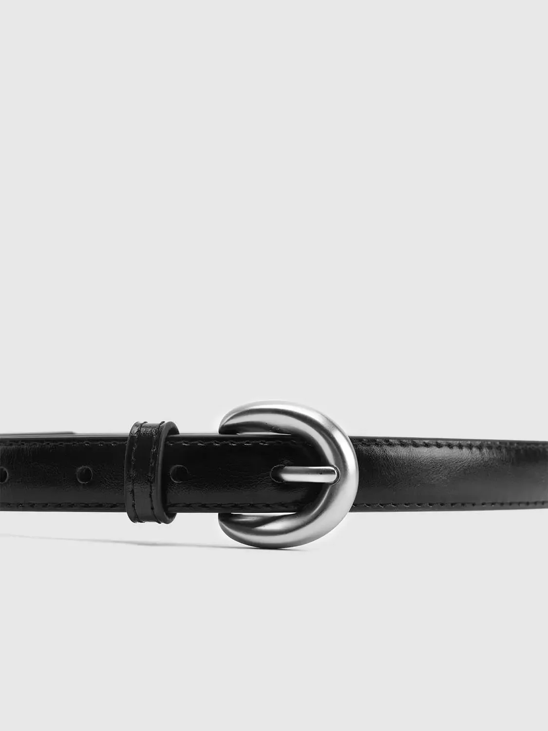 12899-gold-round-buckle-leather-belts-5.webp Gold Round Buckle Leather Belts