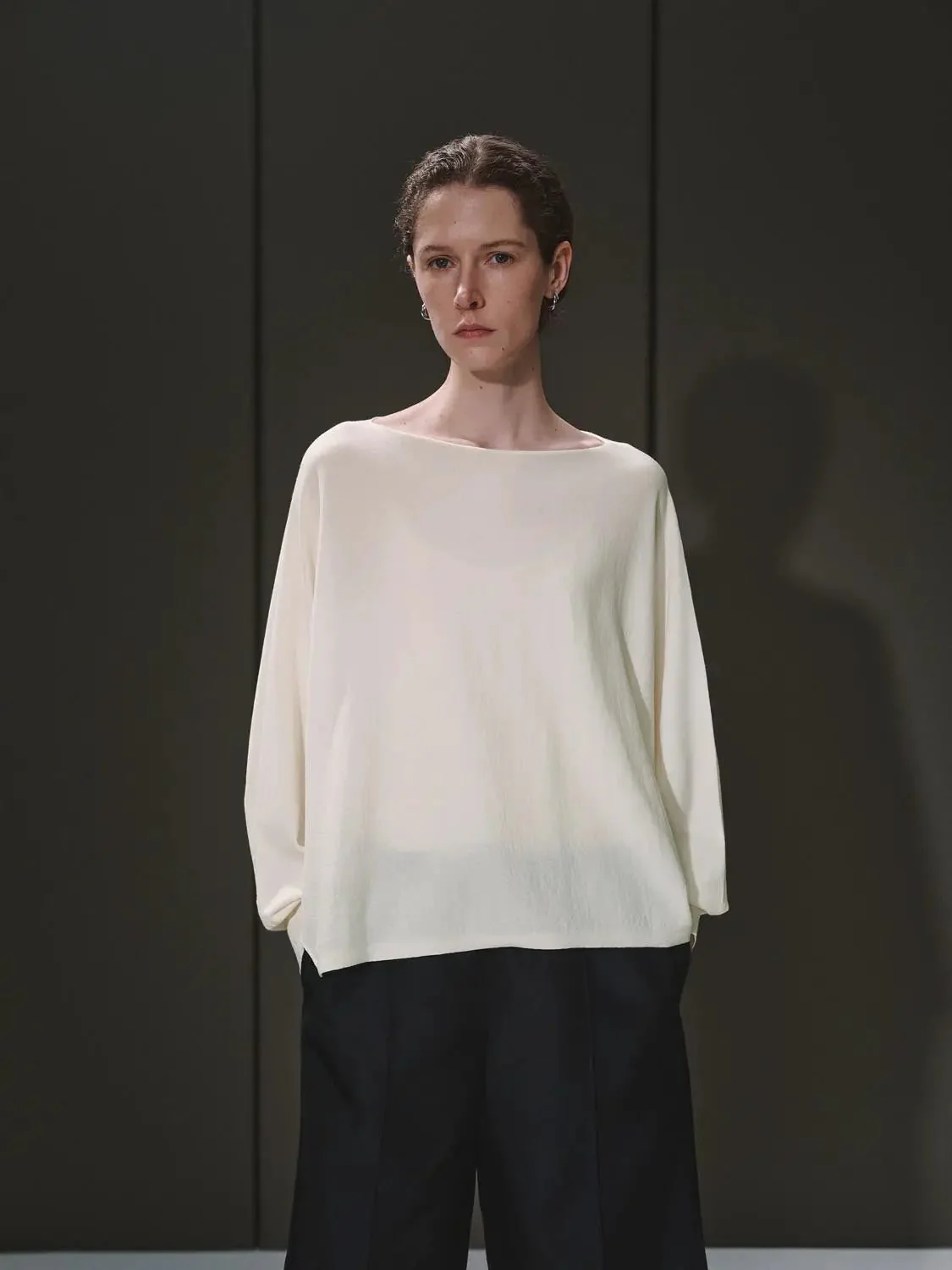 13000-wool-silk-blend-boat-neck-knitted-long-sleeve-t-shirts-2.webp Wool Silk Blend Boat Neck Knitted Long Sleeve T Shirts