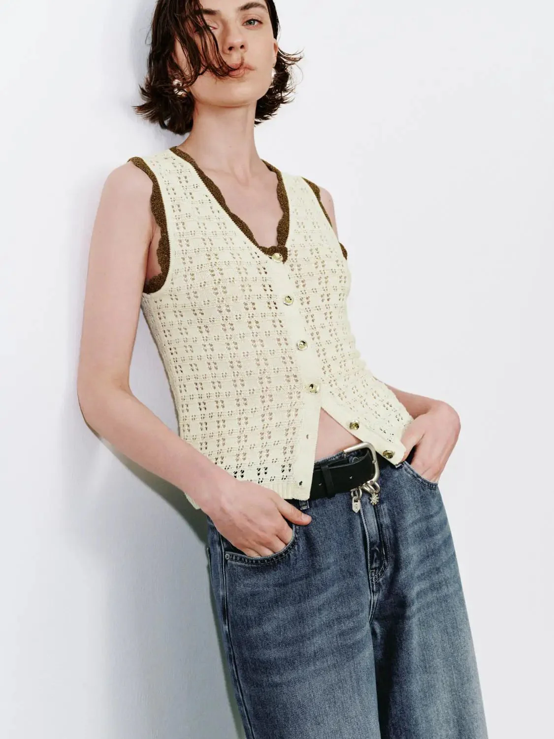 13145-contrast-ruffle-trim-open-knitted-sleeveless-cardigans-3.webp Contrast Ruffle Trim Open Knitted Sleeveless Cardigans