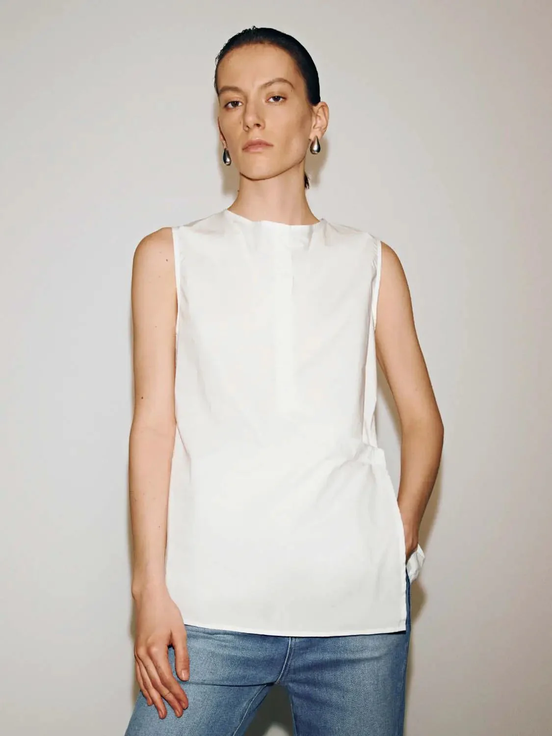 13262-crew-neck-sleeveless-shirts-1.webp Crew Neck Sleeveless Shirts