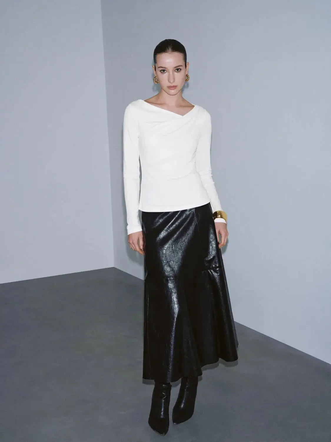 13424-asymmetric-v-neck-draped-long-sleeve-stretch-knit-top-5.webp Asymmetric V-Neck Draped Long Sleeve Stretch Knit Top