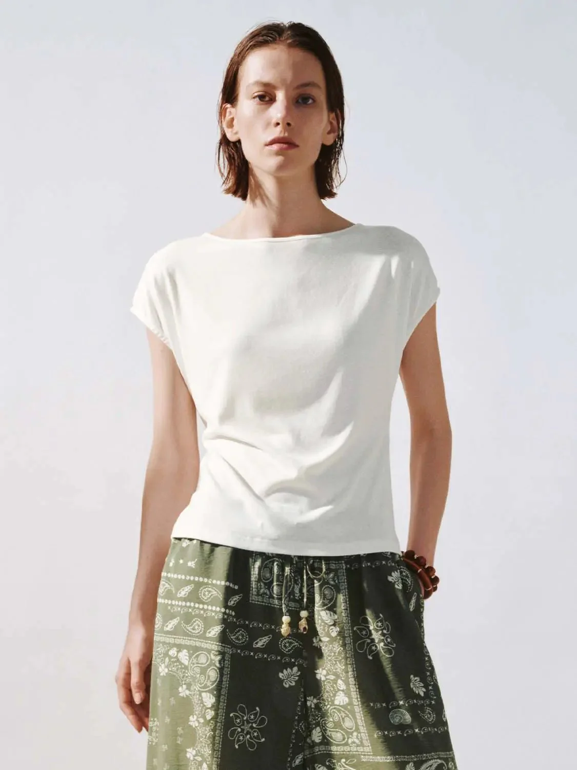 13950-white-lightweight-boat-neck-loose-fit-t-shirts-1.webp White Lightweight Boat Neck Loose-Fit T-Shirts