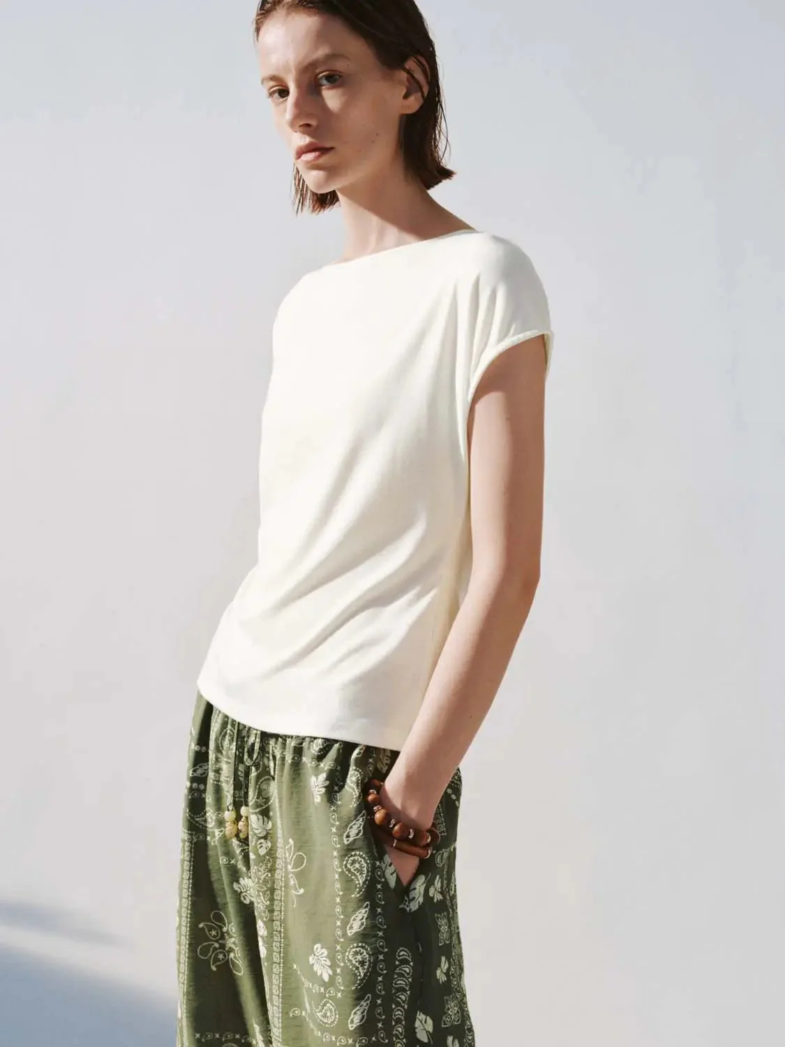 13950-white-lightweight-boat-neck-loose-fit-t-shirts-2.webp White Lightweight Boat Neck Loose-Fit T-Shirts