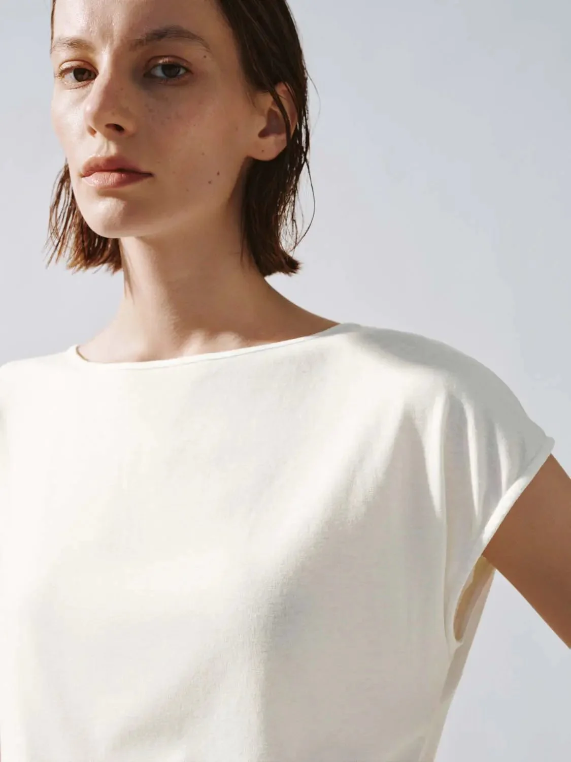 13950-white-lightweight-boat-neck-loose-fit-t-shirts-3.webp White Lightweight Boat Neck Loose-Fit T-Shirts