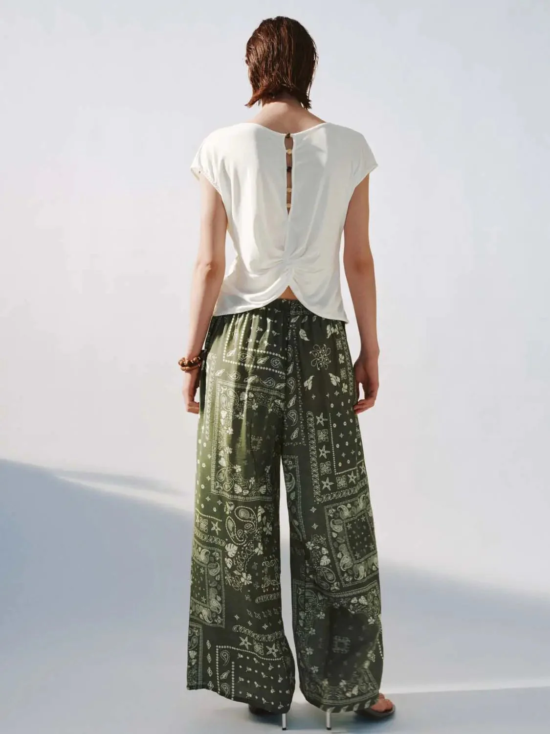 13950-white-lightweight-boat-neck-loose-fit-t-shirts-4.webp White Lightweight Boat Neck Loose-Fit T-Shirts