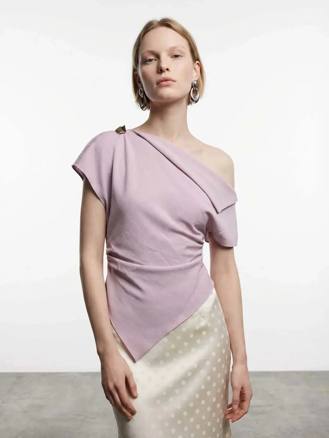14091-asymmetric-one-shoulder-fitted-overhead-shirt-1.webp Asymmetric One Shoulder Fitted Overhead Shirt