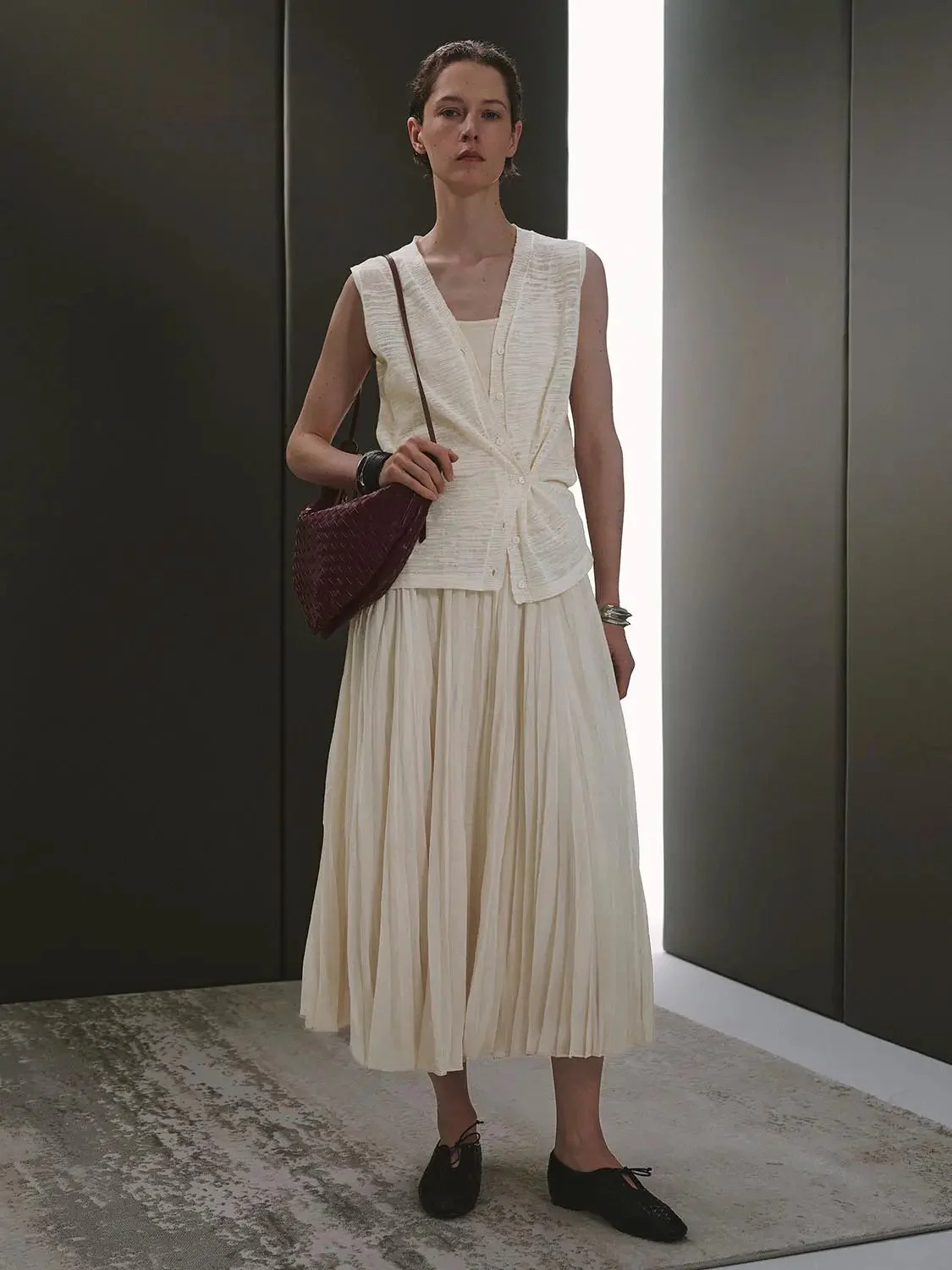14125-cotton-knit-v-neck-sleeveless-classic-cardigan-2.webp Cotton Knit V-Neck Sleeveless Classic Cardigan