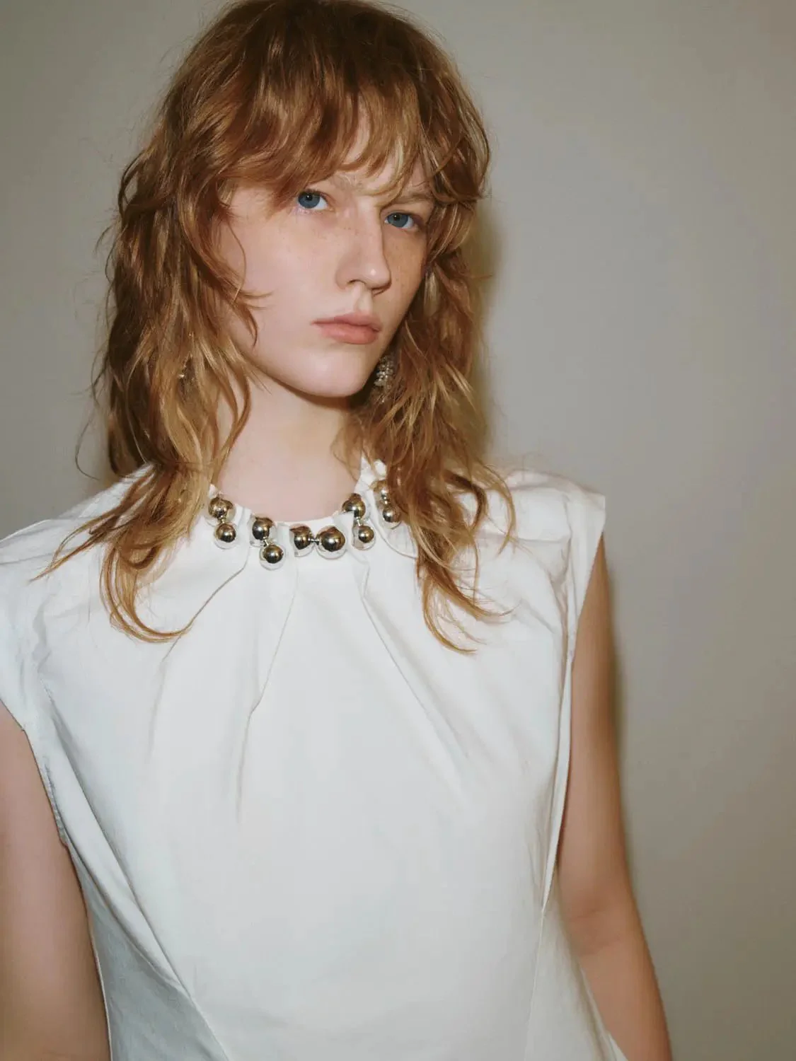14516-metal-detail-sleeveless-pleated-overhead-shirts-3.webp Metal Detail Sleeveless Pleated Overhead Shirts