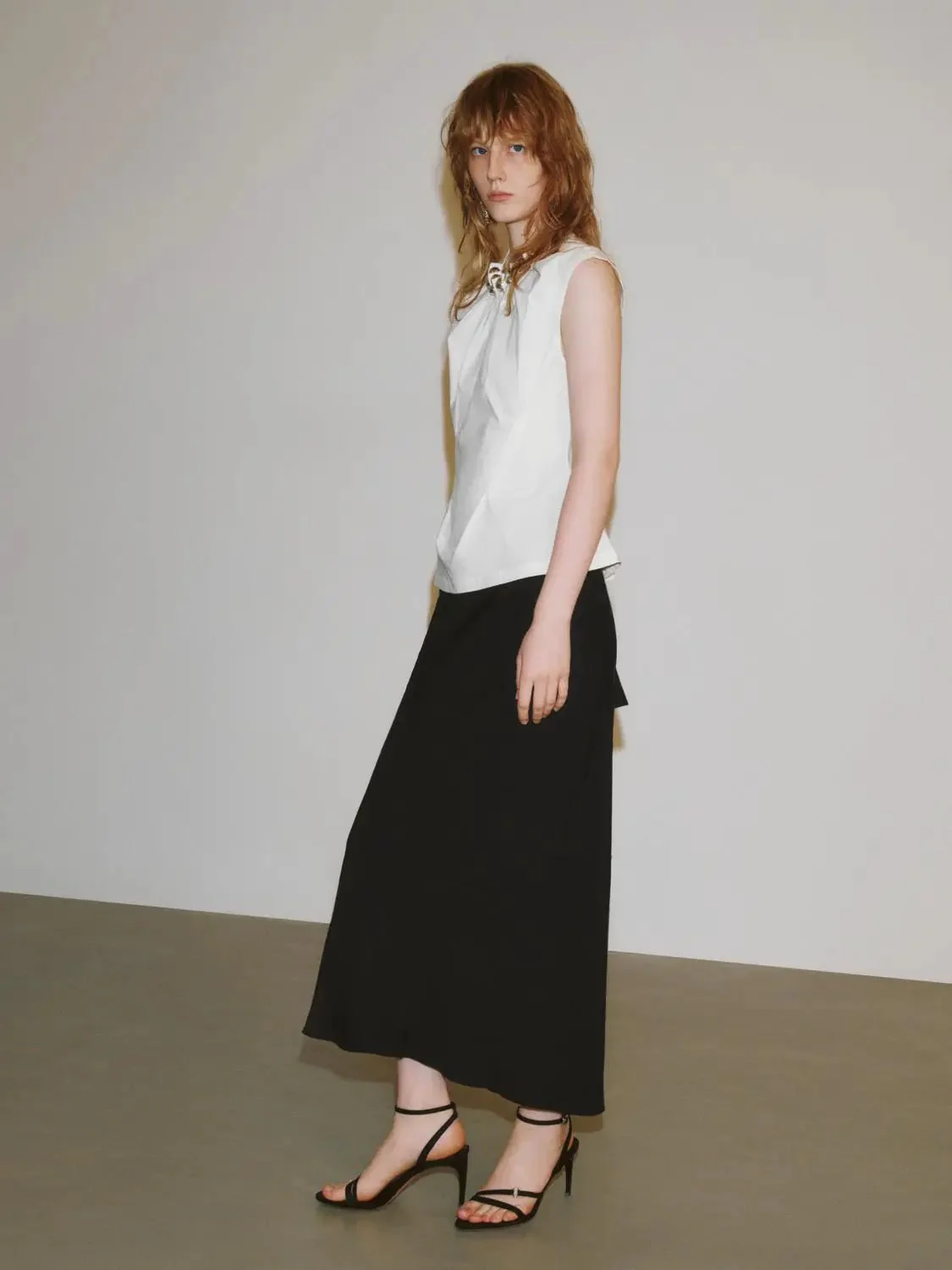 14516-metal-detail-sleeveless-pleated-overhead-shirts-4.webp Metal Detail Sleeveless Pleated Overhead Shirts