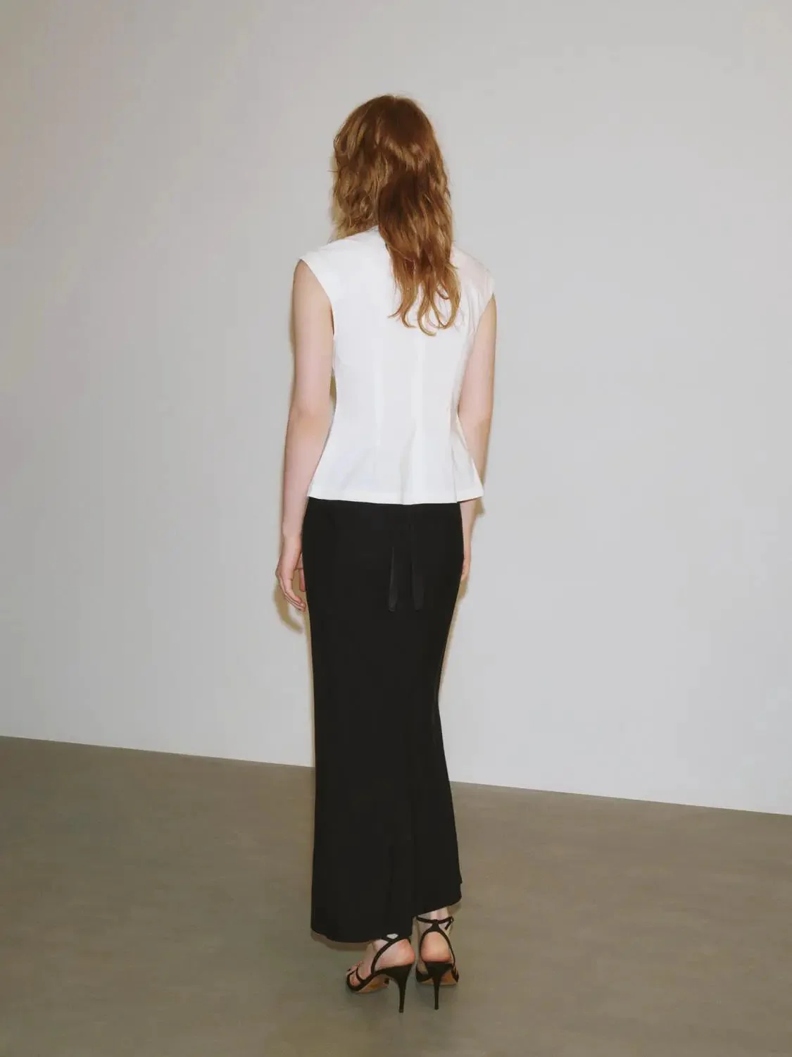 14516-metal-detail-sleeveless-pleated-overhead-shirts-6.webp Metal Detail Sleeveless Pleated Overhead Shirts