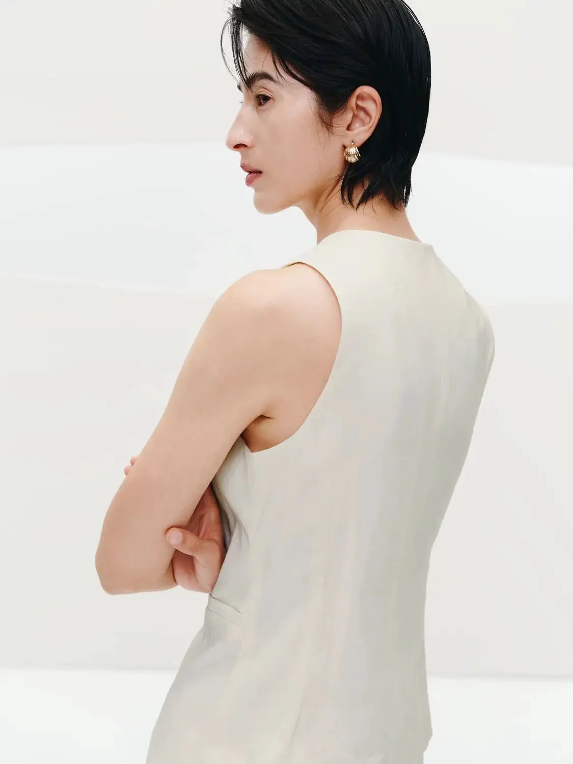 15058-linen-blend-button-up-crew-neck-vest-2.webp Linen Blend Button-Up Crew Neck Vest