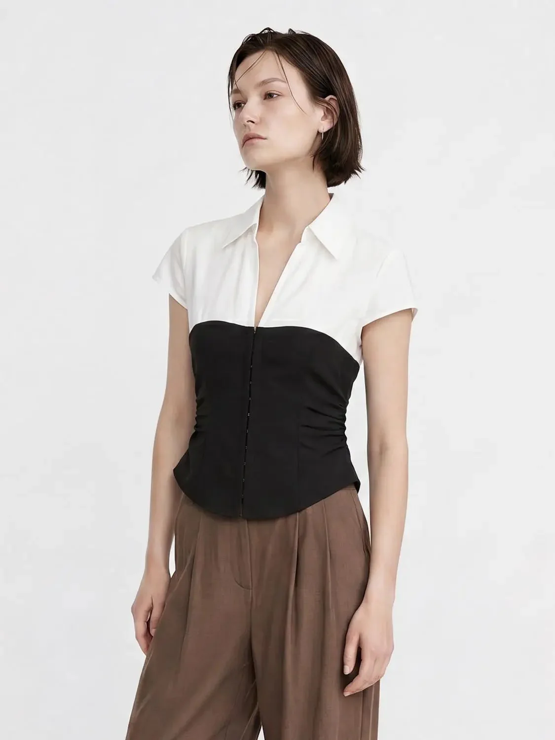1508-cotton-blend-color-blocked-v-neck-with-contrast-seams-shirts-2.webp Cotton Blend Color-Blocked V-Neck With Contrast Seams Shirts
