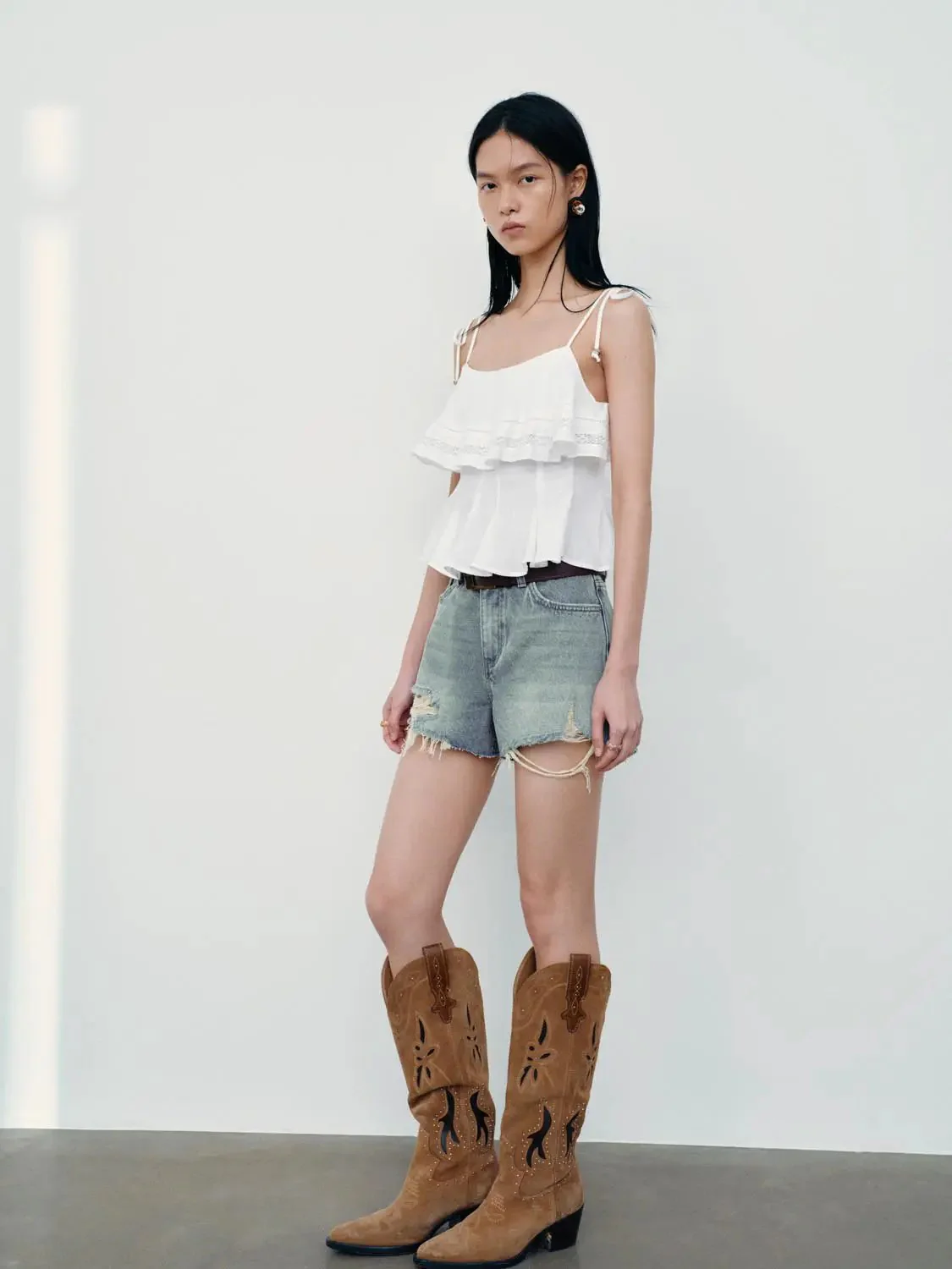 15098-linen-blend-guipure-lace-strappy-tiered-cami-tops-5.webp Linen Blend Guipure Lace Strappy Tiered Cami Tops