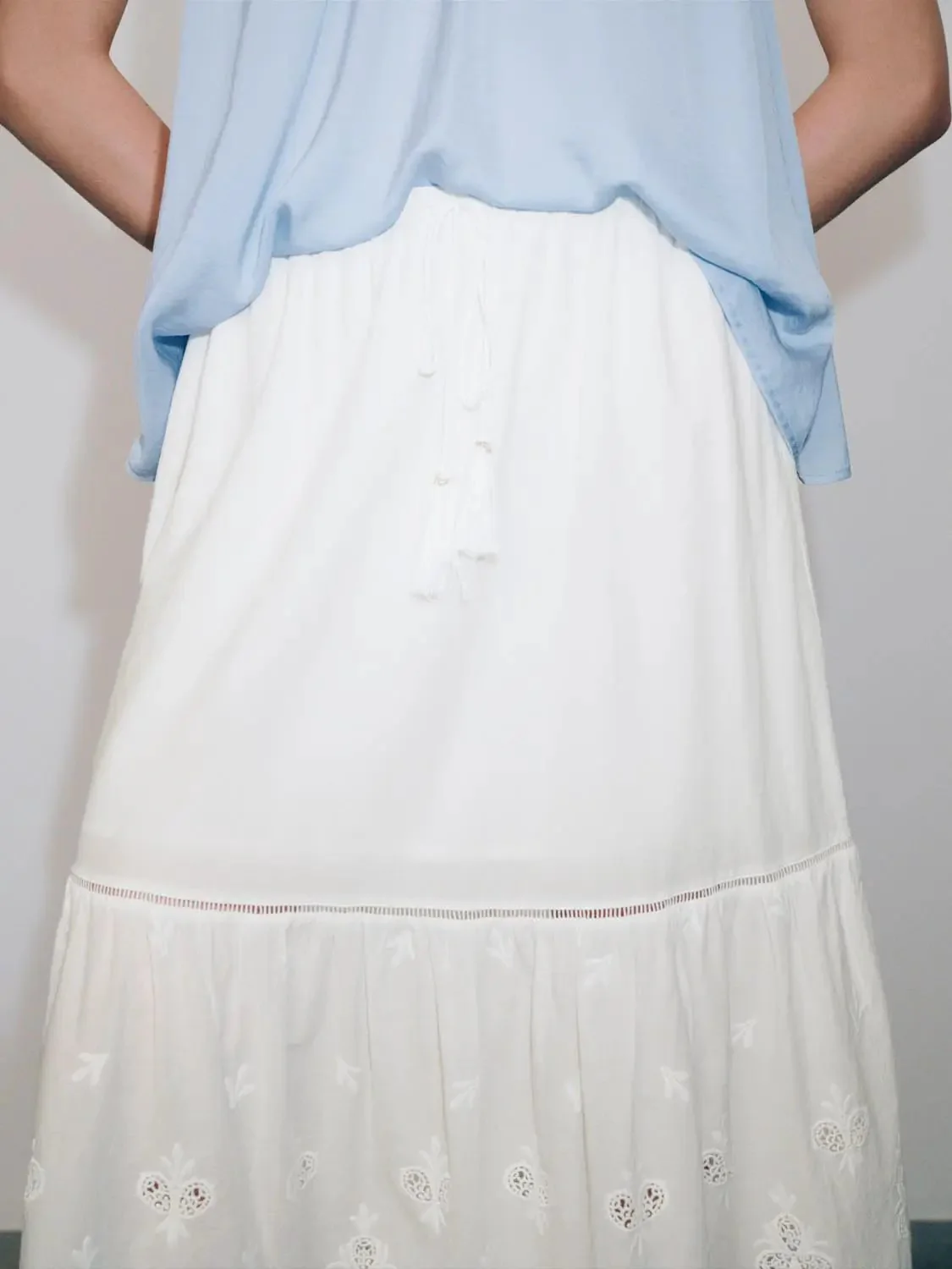 15104-guipure-lace-tiered-drawstring-pull-on-a-line-midi-skirts-5.webp Guipure Lace Tiered Drawstring Pull On A-Line Midi Skirts